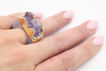 Pierścionek Brazi Druse Jewelry z ametystem, złocony, rozmiar 16.