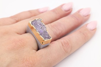 Pierścionek Brazi Druse Jewelry z ametystem, złocona oprawa, rozmiar 19.
