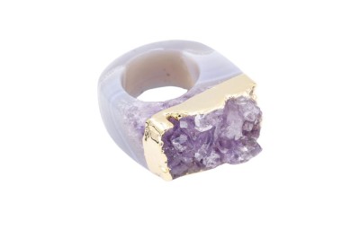 Pierścionek z naturalną druzą ametystu w złoconej oprawie na jasnej obrączce, biżuteria Brazi