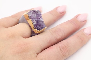 Złocony pierścionek z fioletową druzą ametystu o surowej strukturze na dłoni, biżuteria Brazi
