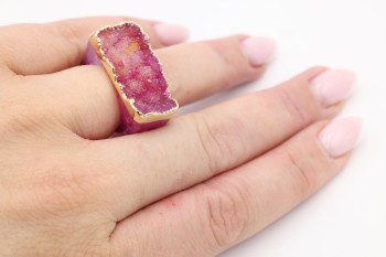 Złocony pierścionek z różową druzą agatu na dłoni modelki, ręcznie wykonana biżuteria Brazi