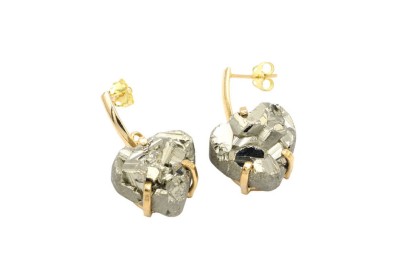 Kolczyki z naturalnym surowym pirytem w kształcie serca w złotej oprawie, biżuteria Brazi