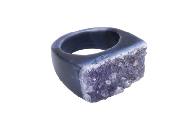 Pierścionek z czarnego agatu z naturalną druzą o pasmowej strukturze, ręcznie wykonana biżuteria Brazi