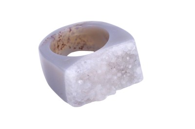 Pierścionek z szarego agatu z surową druzą kwarcu, biżuteria wykonana z jednego kawałka minerału marki Brazi