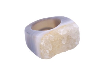 Masywny pierścionek z szarego agatu z prostokątną druzą o krystalicznej strukturze, biżuteria Brazi