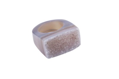 Pierścionek z szarego agatu z naturalną druzą o krystalicznej strukturze, biżuteria Brazi