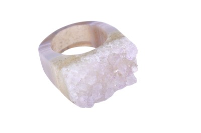 Pierścionek z naturalnego agatu w formie szarej druzy, biżuteria wykonana z jednego kawałka minerału marki Brazi