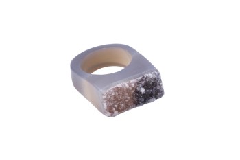 Pierścionek z naturalnym agatem i szarą druzą o drobnej strukturze kryształów, biżuteria Brazi