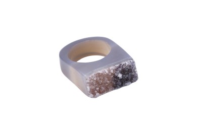 Pierścionek z naturalnym agatem i szarą druzą o drobnej strukturze kryształów, biżuteria Brazi