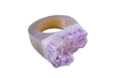 Pierścionek z naturalną druzą ametystu na szerokiej obrączce z agatu, biżuteria Brazi