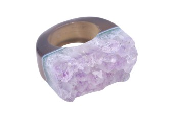 Pierścionek z surową druzą ametystu, widok profilu ukazujący warstwy minerału, marka Brazi.