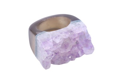 Pierścionek z naturalną druzą ametystu i szeroką obrączką z dymnego minerału, biżuteria Brazi