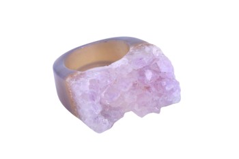 Pierścionek z naturalnym ametystem w formie druzy na szerokiej obrączce z minerału, biżuteria Brazi