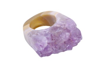 Pierścionek z druzą ametystu na szerokiej obrączce z pasiastego agatu, naturalna biżuteria Brazi
