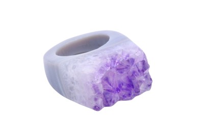 Pierścionek z naturalnym ametystem i agatem o surowej strukturze druzy, wykonany z jednego bloku kamienia, marka Brazi.