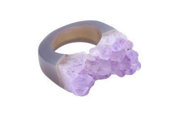 Pierścionek z naturalną druzą ametystu na szerokiej obrączce z szarego agatu, biżuteria Brazi