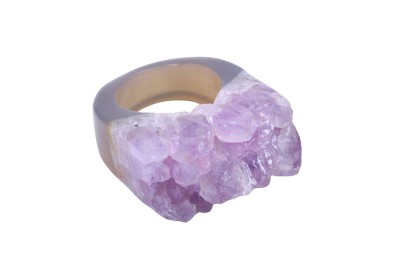 Pierścionek z surową druzą ametystu na gładkiej obrączce o szaro-beżowym odcieniu, biżuteria Brazi