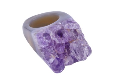 Pierścionek z naturalną druzą ametystu na szerokiej obrączce z agatu, unikalna biżuteria Brazi