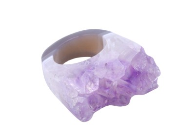 Pierścionek z naturalną druzą ametystu o liliowej barwie na dymnej, polerowanej obrączce, biżuteria Brazi