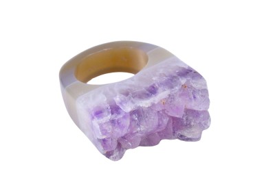 Pierścionek z naturalną druzą ametystu na szerokiej obręczy z szarego minerału, biżuteria Brazi.