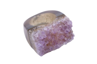 Pierścionek z naturalną druzą ametystu w obrączce z szarego agatu, biżuteria handmade marki Brazi.