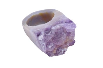 Pierścionek z naturalnym ametystem w formie surowej druzy, wykonany z minerału o gładkiej strukturze, biżuteria Brazi