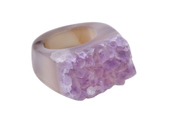 Pierścionek z naturalnym ametystem w formie druzy o surowej strukturze z szeroką, jasną obrączką, biżuteria Brazi.