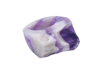 Pierścionek z naturalnego ametystu chevron o surowej, bryłowatej formie, biżuteria Brazi