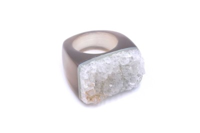 Pierścionek z naturalnym szarym agatem i krystaliczną druzą o surowej strukturze, biżuteria Brazi.