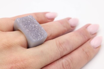 Pierścionek Brazi Druse Jewelry z szarym agatem,  prostokątny, druzowy.