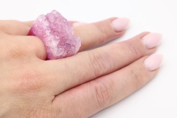 Pierścionek Brazi Druse Jewelry z fuksjowego agatu, rozmiar 14.