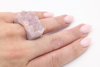 Pierścionek z pudrowym agatem o strukturze druzy na dłoni modelki, biżuteria Brazi