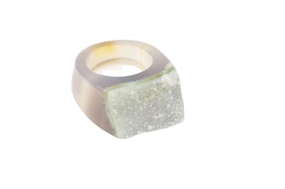 Pierścionek z zielonym agatem o strukturze druzy, szeroka obrączka z naturalnego minerału, biżuteria Brazi.