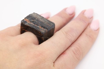 Pierścionek z surowego czarnego turmalinu prezentowany na dłoni, biżuteria naturalna Brazi.