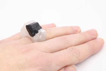 Pierścionek Brazi Druse Jewelry z turmalinem na kwarcu, rozmiar 10, minimalistyczny.