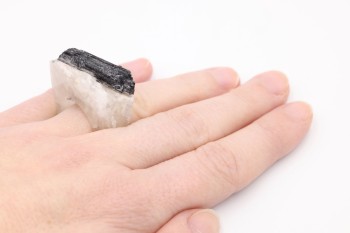 Pierścionek z czarnym turmalinem i kwarcem prezentowany na dłoni, biżuteria naturalna Brazi