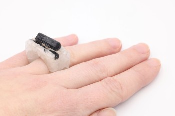 Pierścionek z turmalinem na kwarcu, rozmiar 10.  Minimalistyczny, surowy design.