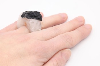 Srebrny pierścionek z turmalinem w kwarcu na dłoni, naturalny kamień w rozmiarze 10, biżuteria marki Brazi