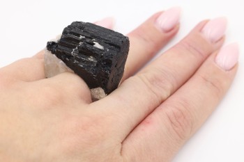Srebrny pierścionek z czarnym turmalinem na dłoni, biżuteria z minerałów naturalnych Brazi