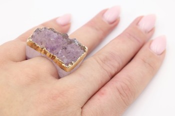 Szeroki pierścionek z naturalnego agatu z fioletową druzą i złotym zdobieniem na dłoni, biżuteria Brazi
