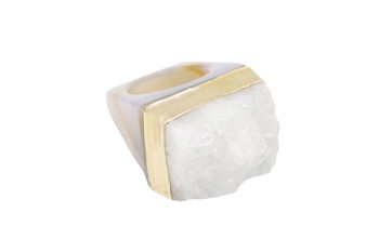 Pierścionek z surowym kryształem górskim w złotej oprawie na jasnej obrączce, biżuteria Brazi