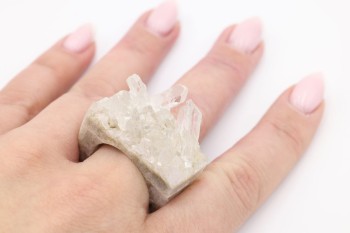 Pierścionek z surową szczotką kryształu górskiego na dłoni, unikalna biżuteria z minerałów marki Brazi.