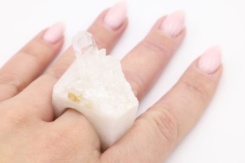 Srebrny pierścionek z surowym kryształem górskim szczotką na dłoni, naturalna biżuteria Brazi.