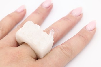 Masywny pierścionek z pionowym kryształem górskim prezentowany na dłoni, unikalna biżuteria Brazi