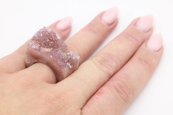 Srebrny pierścionek z różowym ametystem o naturalnej formie druzy na dłoni, biżuteria Brazi