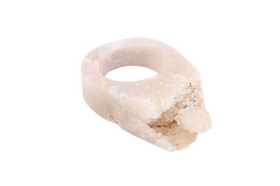 Pierścionek z naturalnym różowym ametystem o surowej strukturze na srebrnej obrączce, biżuteria Brazi