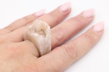 Pierścionek z naturalnym różowym ametystem prezentowany na dłoni, unikalna biżuteria marki Brazi