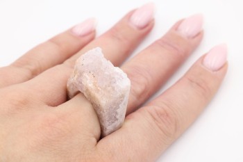 Srebrny pierścionek z różowym ametystem prezentowany na dłoni w świetle dziennym, marka Brazi