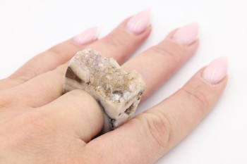 Pierścionek z naturalnego agatu o nieregularnej formie na dłoni, biżuteria Brazi.