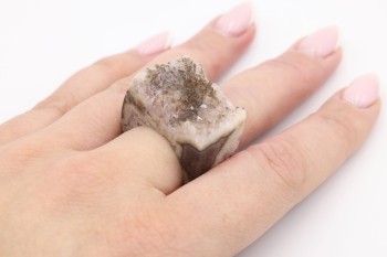 Pierścionek z naturalnym agatem i mieniącą się druzą prezentowany na dłoni, marka Brazi